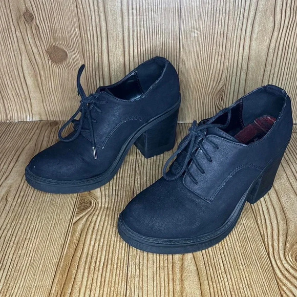 SODA heeled black lace up Oxfords
Women’s 7
Has some scuffs - Picture 1 of 4